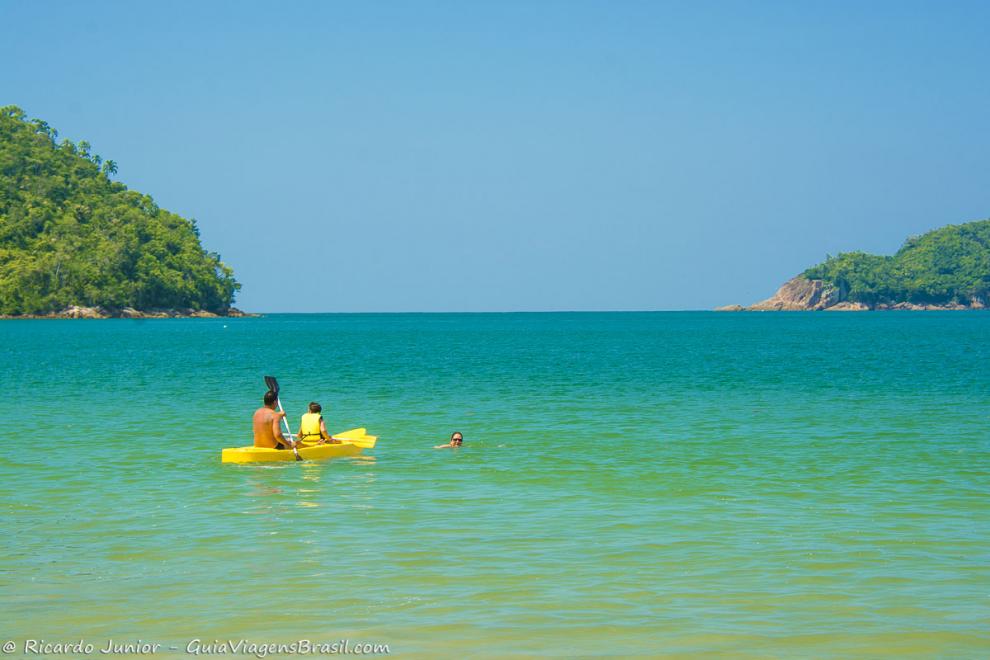 Imagem de pai e filho no caiaque na Praia da Almada.